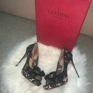 Valentino now black and nude lace heels size 39